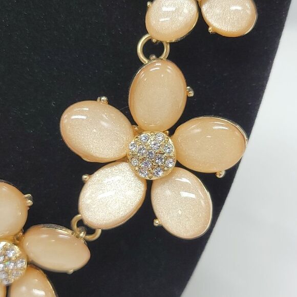 🔺️NWT Charming Charlie Peachy Pink Floral Necklace & Earring Set - Picture 4 of 10
